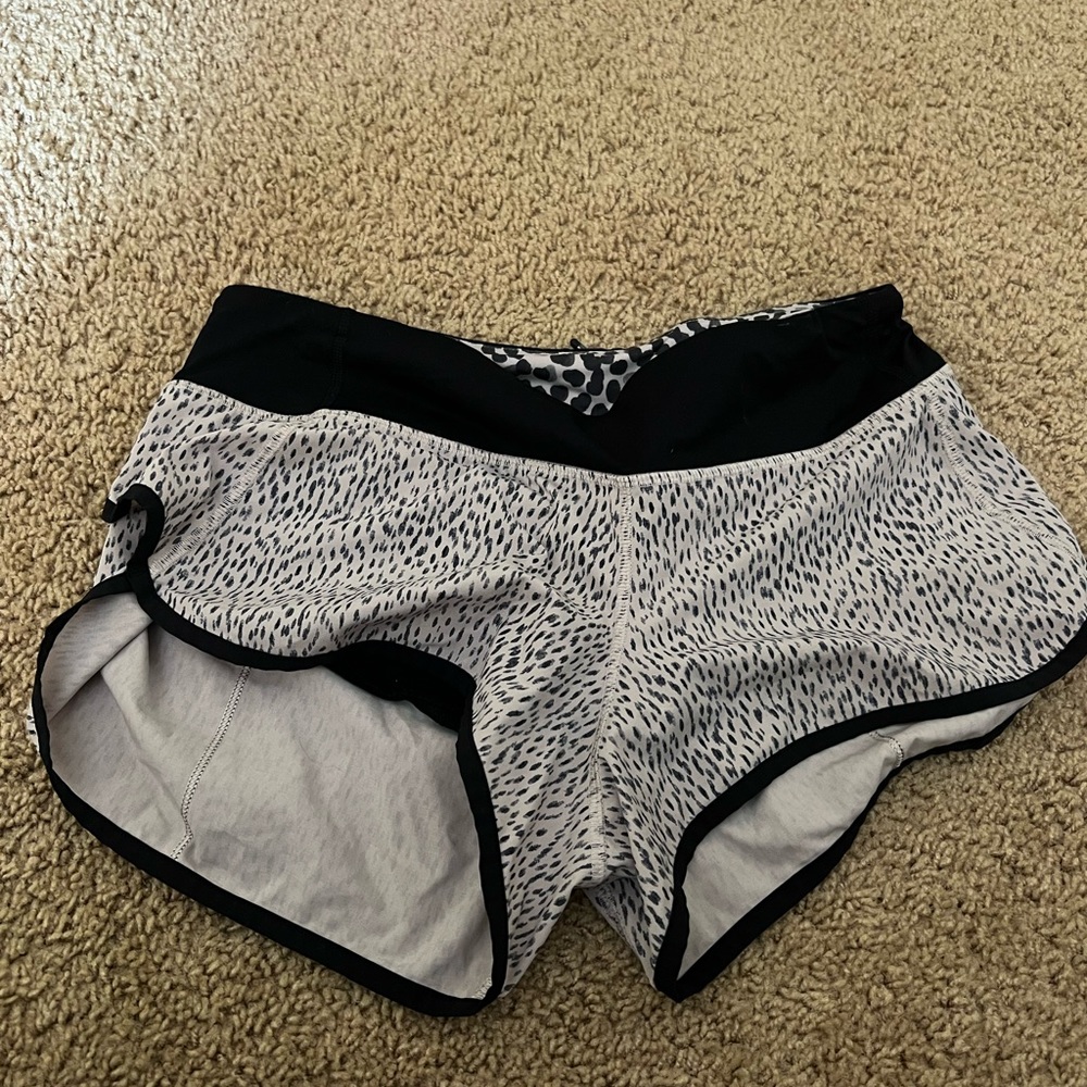 Lululemon hotty toddy 2.5 shorts